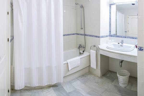 HABITACIÓN ESTÁNDAR TRIPLE Hotel TRH La Motilla Business & Cultural en Dos Hermanas HABITACIÓN ESTÁNDAR TRIPLE Hotel TRH La Motilla Business & Cultural en Dos Hermanas