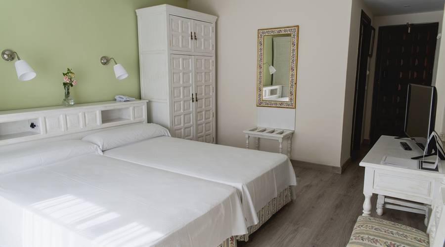 HABITACIÓN ESTÁNDAR  DOBLE + SUPLETORIA Hotel TRH Mijas en Mijas