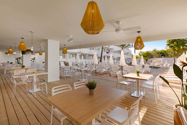 Piscina con bar Palmanova Beach Apartments by TRH