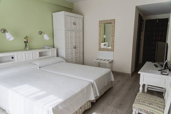 HABITACIÓN ESTÁNDAR  DOBLE + SUPLETORIA Hotel TRH Mijas en Mijas