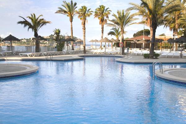 Terraza solárium Hotel TRH Jardín del Mar Santa Ponsa