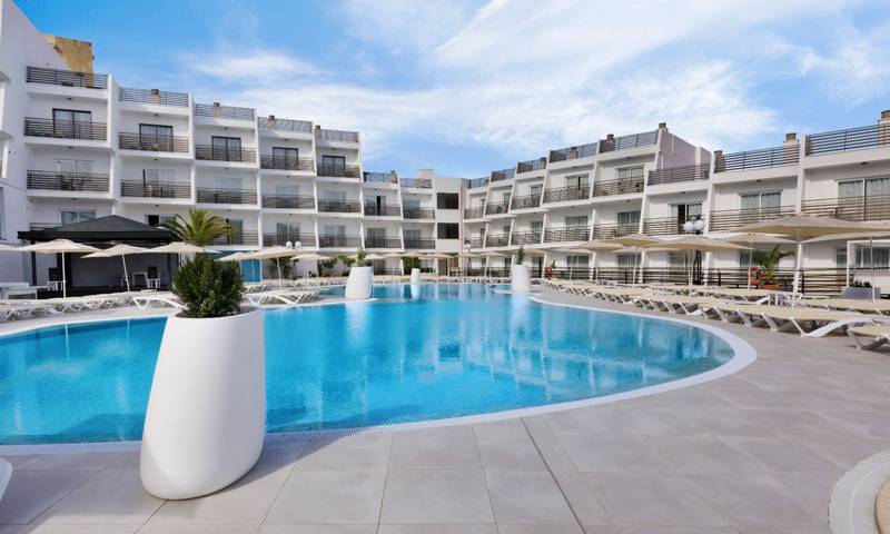 Piscina Hotel Palmanova Suites by TRH en Magaluf